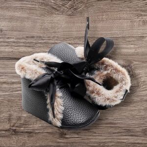 Bebila Baby Boy Girl 0-3m Black Faux Fur Liner Ribbon Bow Booties EUC